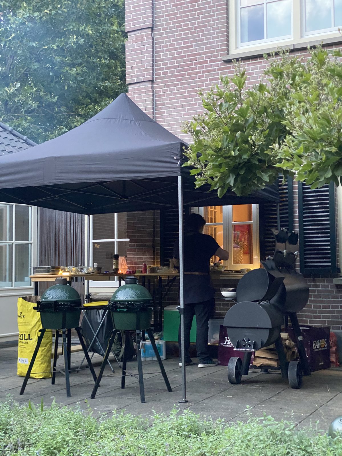 Opstelling met smokers en werktafels onder de tent op locatie