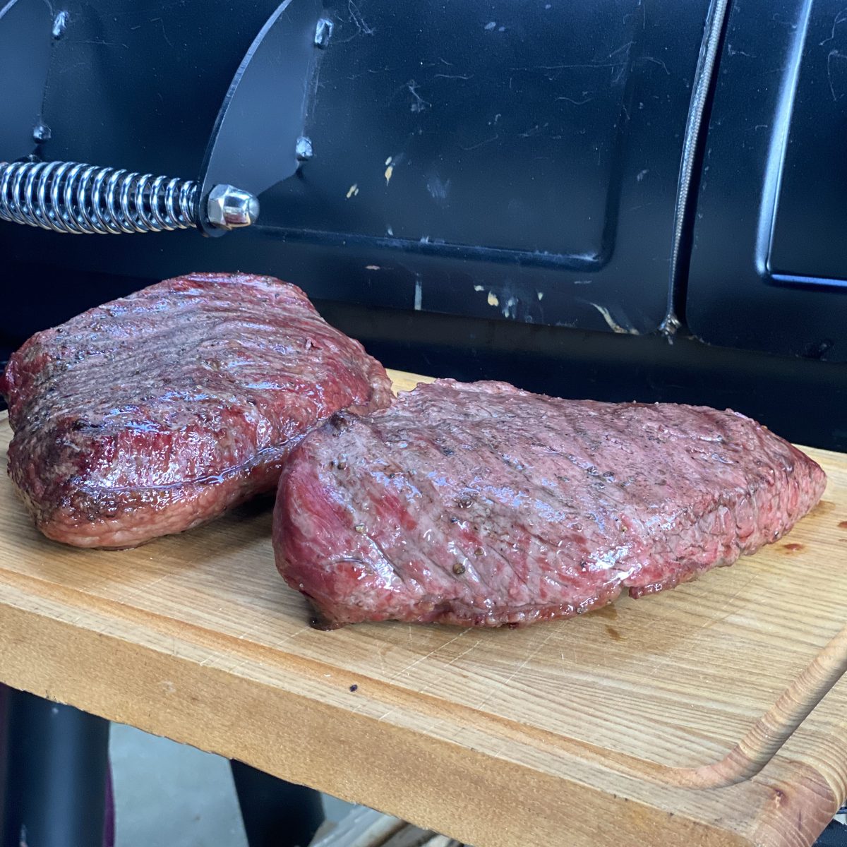 Twee gegrilde steaks op een houten snijplank