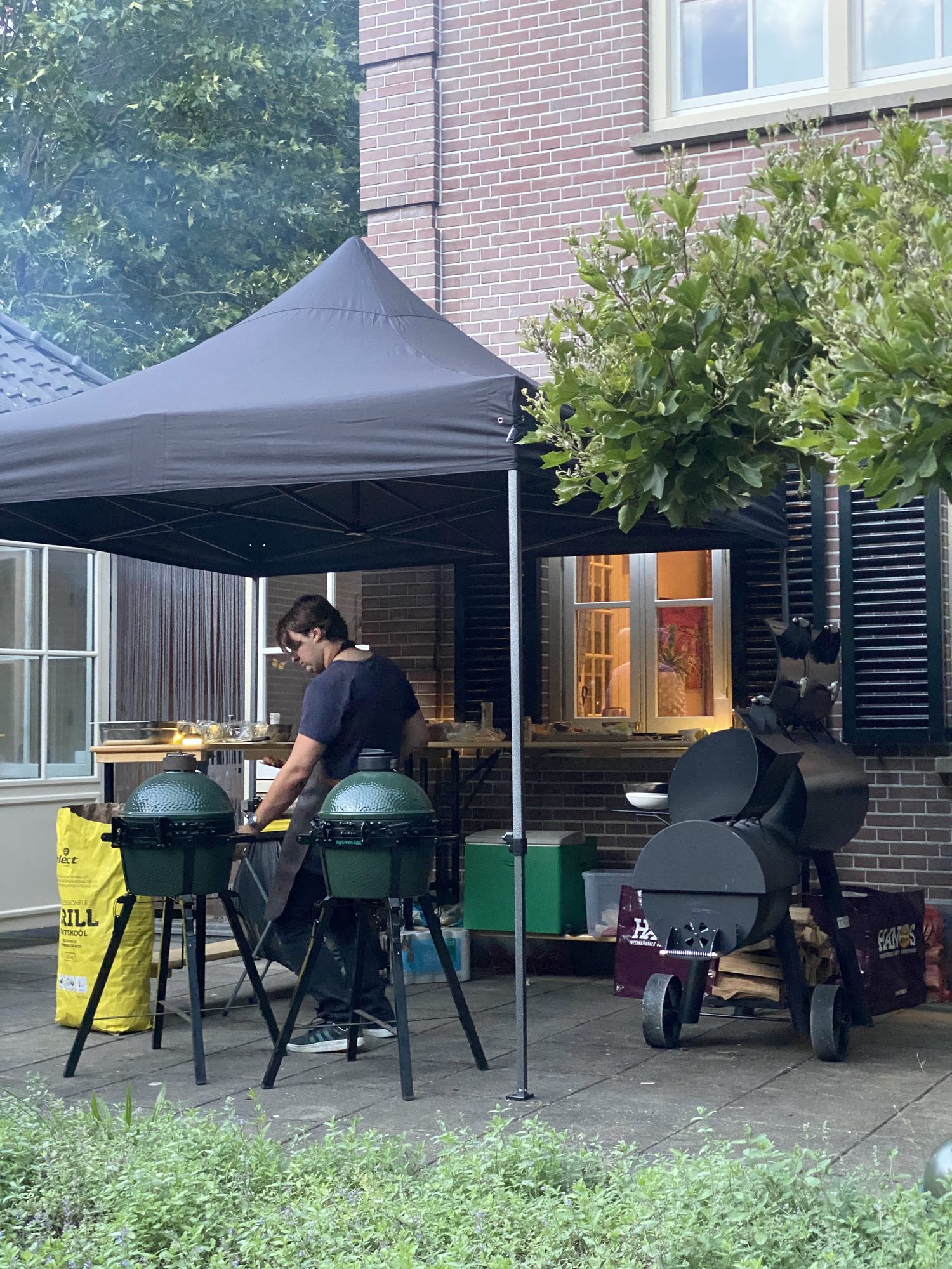Partner in BBQ opstelling met smokers en werktafels op locatie